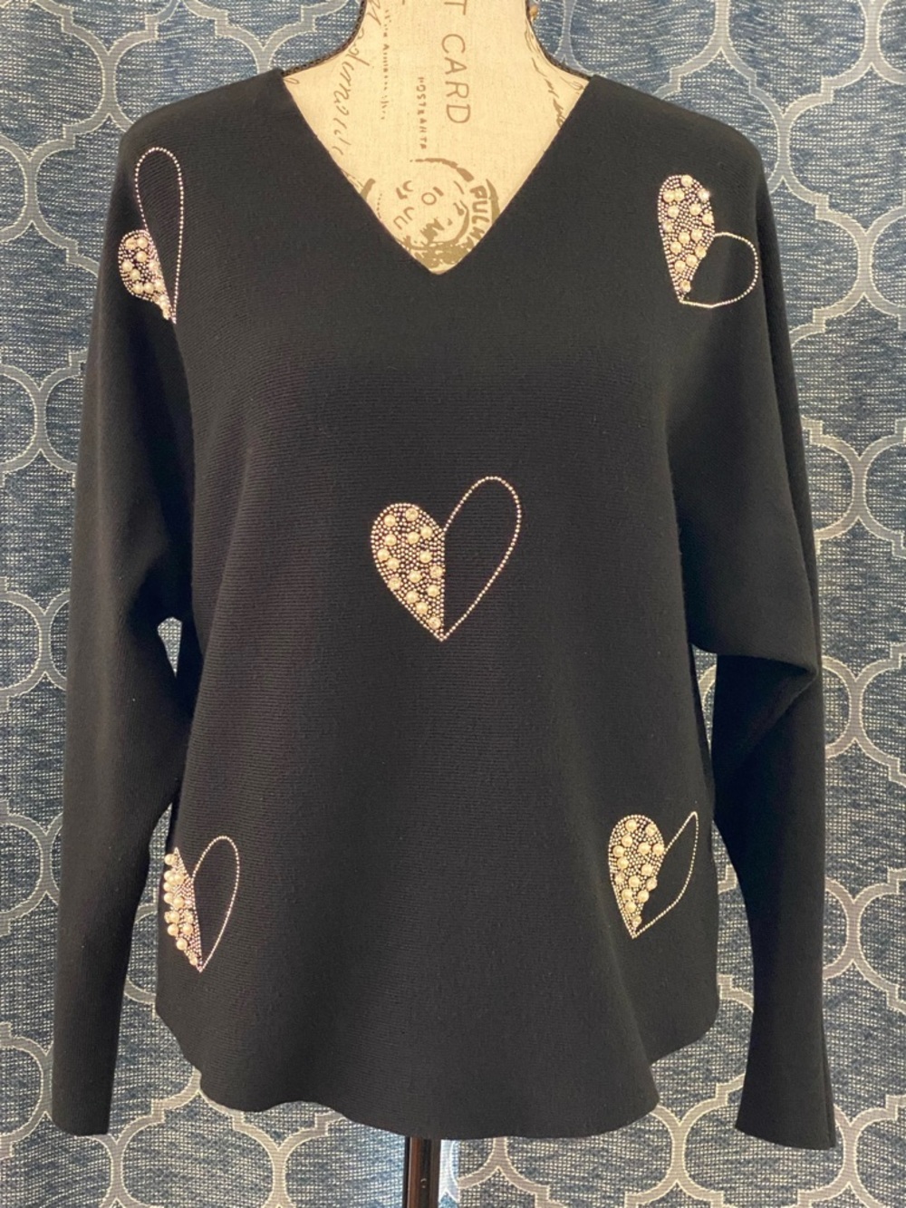 Liv Milano Crystal and Pearl Heart Embellished V-Neck Sweater - Black